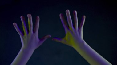 Eller görünmeyen metaevren yakın planına dokunuyor. Anonim kişi artırılmış gerçeklik dijital arayüzünü sallıyor. Bilinmeyen insan neon ışıklarıyla video oyunu dünyasını keşfediyor. Gelecekçi oyuncu siber uzayda dinleniyor