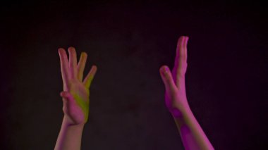 Siber silahlar gelecekteki teknoloji oyununa çok yakın. Bilinmeyen oyuncu metaevren simülasyonunu etkiliyor. İsimsiz insan, havayı keşfediyor. Görünmez nesneler neon ışığı. Oyuncu artırılmış gerçekliğin tadını çıkarıyor