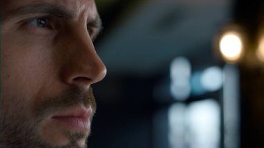 Lüks restoranda sakin bir iş adamı kamerasına benziyor. Koyu renk kafede poz veren yakışıklı bir adam. Rüya gören yakışıklı adam çözüm düşünüyor. Kendine güvenen erkek yüz ifadesi..