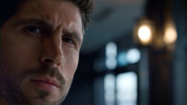 Kendine güvenen girişimci dinlenme salonu bar kapanışı. Restoranda karar veren dalgın bir adam. Karanlık iç görünüşlü karizmatik bir kamera. Kararlı erkeksi yüz ifadesi yakın çekim.