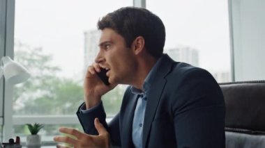 Sinirli yönetici cep telefonuna yakın çekim diye bağırıyor. Çılgın girişimci, mali kriz sorunlarını çözmek için ortağını arıyor. Kızgın banka müşterisi ofisteki şikayeti açıklıyor. Şirket çalışanı konuşuyor. 