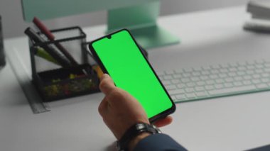 Ofisteki cep telefonunun el bilgisayarı yakın plan. Şirket patronu çevrimiçi şirket raporlarını kontrol ediyor. Bilinmeyen başarılı pazarlama yöneticisi krom tuşlu akıllı telefon kullanıyor. Aygıt şablonu kavramı
