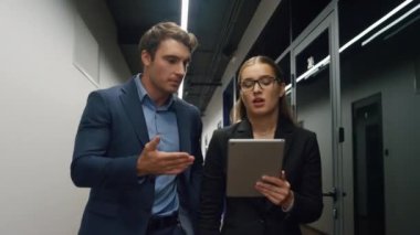 Meslektaşlar iş projesi yürüme salonunu tartışıyorlar. Finansal yöneticiler müşteri toplantısına giden tablet verilerini kontrol ediyorlar. Profesyonel pazarlama ortakları planlama stratejisini birlikte tartışırlar. Şirket çalışanları..