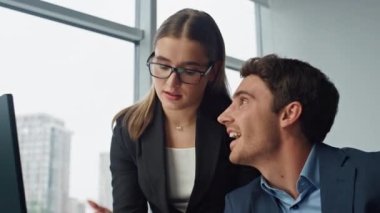 Gülümseyen meslektaşlar proje sonuçlarını yakından kontrol ediyor. Neşeli ekip şirket belgelerini analiz ediyor. Güzel akıl hocası girişimci, ofis stajyerini eğitmeye yardım eder. İş birliği kavramı