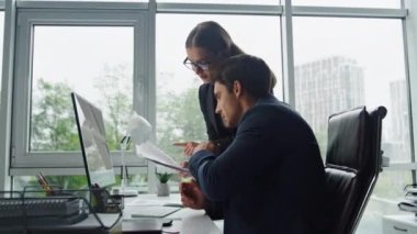 İş arkadaşları birlikte belgeleri tartışıyor. Ofis ekibi, bilgisayar analizinde finansal pazarlama stratejisini inceliyor. Başarılı kadın akıl hocası iş yerinde müdürle konuşuyor. Proje yönetimi kavramı