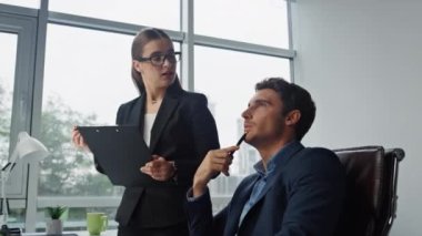 Şirket patronu ofiste yakın çekimde talimat veriyor. Güzel asistan planlama programını not al. Düşünceli yöneticiler birlikte pazarlama projesini tartışıyorlar. Başarılı iş adamı ayarlamaları yapıyor.