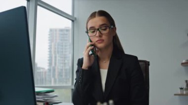 Güzel bir iş kadını iş merkezinde arama yapıyor. Çağdaş işyerinde odaklanmış asistan işleri ayarlıyor. Ciddi bir avukat yöneticisi evrakları kontrol ediyor. Şirket yöneticisi uzmanı..