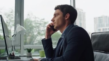 Kendine güvenen bir işadamı cep telefonuyla konuşuyor. Gülümseyen yönetici iş ortağı müşteriyle proje hakkında konuşuyor. Yakışıklı, başarılı bir CEO araması yaptı. Kendine güvenen yönetici konsepti