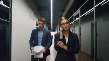Stresli yönetici telefonda konuşuyor. Müşteri yatırımcı toplantısından sonra evrakları fırlatan kızgın meslektaşım. Odaklanmış iş kadını sorunlarını çözüyor, kötü haberleri telefonda paylaşıyor..