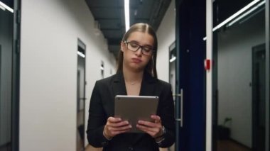 Tablet okuma e-postası kullanan üzgün bir profesyonel. Ofis koridorundaki çalışanların başarısız proje sonuçlarını kontrol etmesi hataya yol açıyor. Hayal kırıklığına uğramış satış müdürü dijital bilgisayar gibi görünüyor. Mutsuz CEO iş başında.