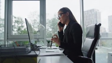İş yerinde kendine güvenen bir yönetici telefonda konuşuyor. Finansal danışman şirket müşterisine uzaktan danışmanlık yapıyor. Güzel kadın avukat nöbetleşe ayarlamaları tartışıyor. Kadın ceo kavramı