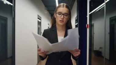 Kağıtları kontrol eden üzgün işçi rapor verilerini kontrol ediyor. Stresli yöneticinin elinde şirketin banka borcu haberlerini okuyan belgeler var. Profesyonel iş adamı çaresiz bir şekilde ofisi terk ediyor. Bunalımlı mali analist