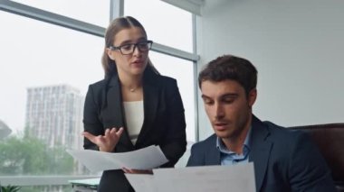 Kafası karışmış yönetici, patron konuşuyor, hataları açıklıyor. Ofisteki mali sözleşmeyi incelemek için evrakları atan kızgın bir adam. Sinirli banka çalışanı sorunları için mazeret bildiriyor. Başarısız proje çalışması