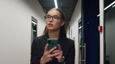 Ofisteki kız öğle arasında akıllı telefon yürüyüşü yazıyor. Odaklanmış çalışan koridorda sosyal medyayı kontrol ediyor. Başarılı CEO asistanı, internet üzerinden mesajlaşma düzenlemeleri yapıyor. Uygulama kullanıcı konsepti.