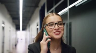 Ofiste telefonla konuşan mutlu bir iş kadını. Gülümseyen menajer zafer haberlerini iş ortağıyla paylaşıyor. Müşteri toplantısından sonra çekici bir avukat. Proje başarı kavramı.