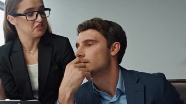 Pazarlama uzmanları ofiste projeyi tartışıyorlar. İş ekibi birlikte veri planı stratejisini analiz ediyor. Başarılı bir yönetici, düşünen bir patrona danışıyor. Ortaklar işbirliği kavramı.