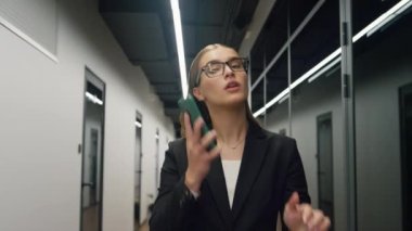 Genç iş kadını, çağdaş iş merkezini telefonla arıyor. Müşteri toplantısına giden cep telefonuyla konuşan kendinden emin bir CEO yöneticisi. Gülümseyen profesyonel danışman ortak