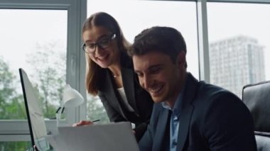Finansal yöneticiler bilgisayar portresindeki verileri analiz ediyorlar. Gülümseyen takım birlikte dijital pazarlama projesi planlıyorlar. Ofisteki istatistikleri kontrol eden neşeli iş ortakları. Danışman yardım çalışanı