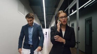 Hüsrana uğramış iş adamları telefonda konuşuyor. Sinirli finans müdürü iflas projesini düşünürken evrakları fırlatıyor. Endişeli yönetici üzgün iş kadını koridora çıkıyor. Sonuçları telefonda açıklıyor.