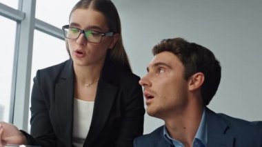 Proje ekibi bilgisayar verilerini kontrol ediyor. Ofis danışmanı, finansal istatistikleri analiz eden bir çalışana yardım ediyor. Şirket asistanı, danışman patronu açıklıyor. Ortaklar bütçe stratejisi planlıyor.