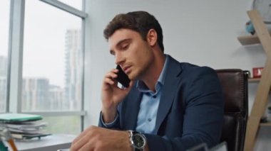 Gülümseyen girişimci cep telefonuyla konuşuyor. Kendine güvenen bir yönetici ortakla şirket stratejisini tartışıyor. Başarılı bir avukat danışman müvekkil ile konuşur. Yoğun ofis hayatı.