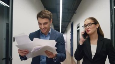 İş dünyası başarılı sonuçlar paylaşıyor. Mutlu iş kadını telefonda iyi haberler veriyor. Gülümseyen adam kontrat koridorunu kontrol ediyor. Müşteri toplantısından sonra memnun profesyoneller