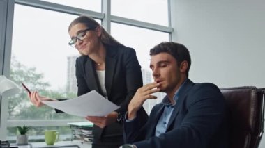 İş ortakları ofiste evrakları kontrol ediyor. Çılgın müdür bütçe hatalarını tartışıyor. Gergin yönetici muayene sözleşmesi. Başarısız proje sonuçlarını analiz eden üzgün kadın.