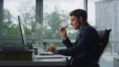 Düşünen adam ofiste problem çözmeyi düşünüyor. Tek başına klavye sörfü yapan serbest yazardan esinlendim. Odaklanmış başarılı pazarlama müdürü yaratıcı yazar çalışan bilgisayar. Fikirler aranıyor
