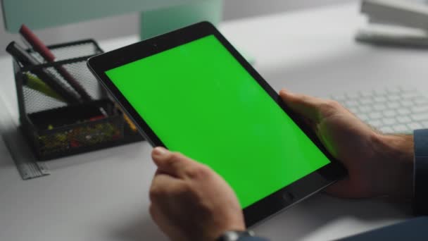 行政人员在工作场所持有绿色平板设备 自由撰稿人在网上与同事进行面试 使用彩色密钥数字计算机的不明管理器 虚拟会议技术概念 — 图库视频影像