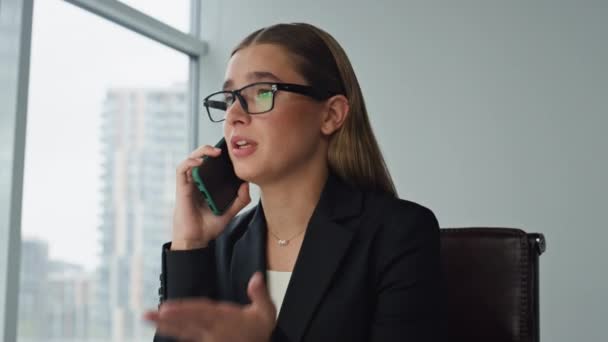 成功的女商人打电话可以远程解决业务问题 忧心忡忡的经理在讲电话抱怨服务质量差 忙碌的企业家律师与客户讨论工作 — 图库视频影像