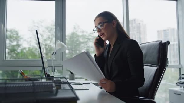 Feminino Ceo Discutir Telefone Celular Problemas Negócios Close Agente Vendas — Vídeo de Stock