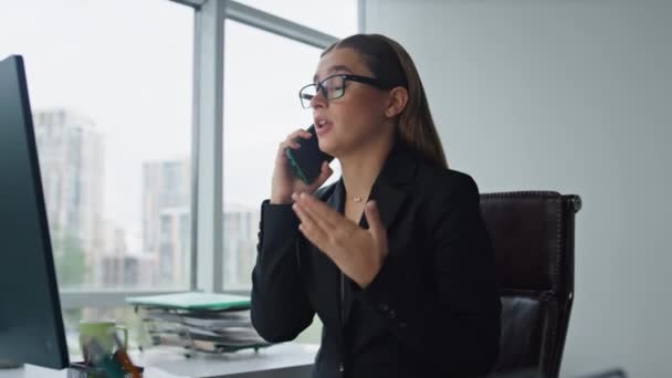 心配起業家はオフィスで携帯電話を話している 銀行の労働者は依頼人に相談する 財務マネージャーは コールの顧客に迷惑をかける契約の詳細を説明するのに役立ちます 経営理念 — ストック動画