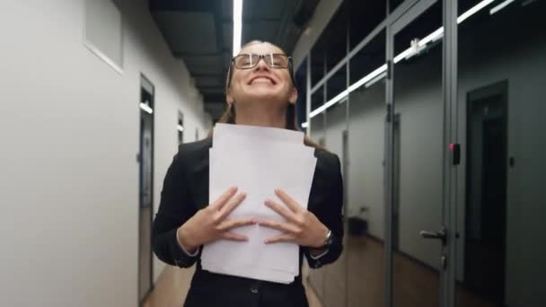Ofiste Sözleşme Imzalayan Heyecanlı Bir Çalışan Başarılı Bir Kadını Başarılı — Stok video