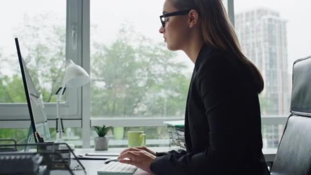 Ofiste Bilgisayarı Daktilo Eden Yakın Çekim Yöneticisi Güzel Kadını Araştırma — Stok video