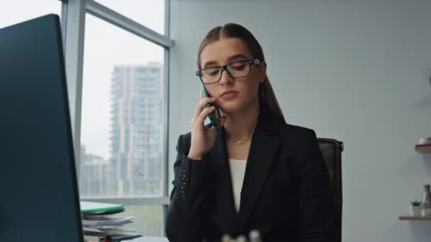 Vacker Affärskvinna Som Ringer Affärscentret Fokuserat Assistentarbete Samtida Arbetsplatser Seriös — Stockvideo