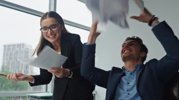 Glimlachende Managers Die Papieren Het Kantoor Gooien Twee Managers Vieren — Stockvideo