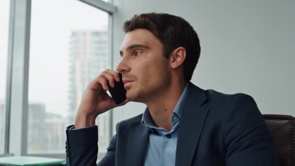 在办公室里 Closeup专注于员工与手机交谈 自信的经理工作计算机远程咨询客户 成功的律师营销专业人士打电话 企业生活方式概念 — 图库视频影像