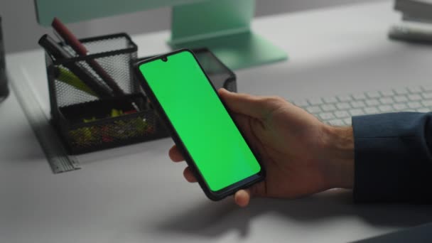 Zbliżenie Chroma Klucz Smartfon Ręce Menedżera Biura Pracownik Sprawdza Kryptę — Wideo stockowe