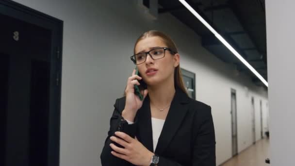 Client Broker Sprechen Smartphone Fuß Modernen Business Center Allein Selbstbewusste — Stockvideo