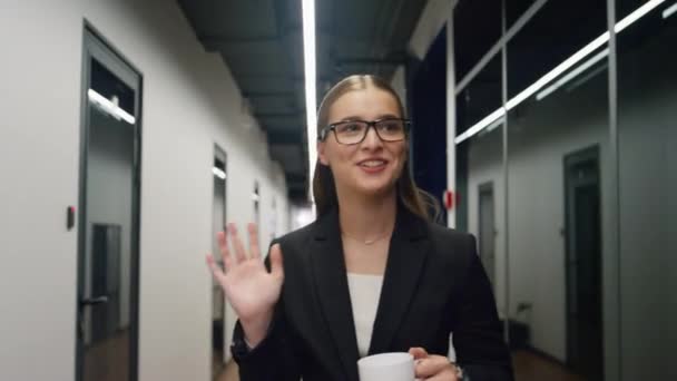 Szczęśliwa Dziewczyna Idzie Rano Korytarzem Biurowym Uśmiechnięty Menadżer Trzymający Filiżankę — Wideo stockowe