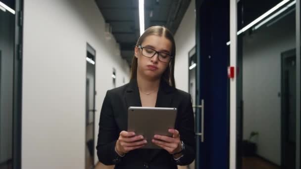 Tablet Okuma Postası Kullanan Üzgün Bir Profesyonel Ofis Koridorundaki Çalışanların — Stok video