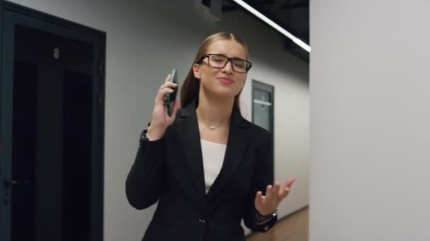 Mitarbeiter Die Probleme Anrufen Gehen Ins Büro Unangenehme Geschäftsgespräche Die — Stockvideo