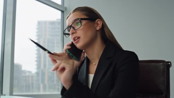 Gestionnaire Professionnel Parlant Téléphone Avec Client Gros Plan Femme Bureau — Video