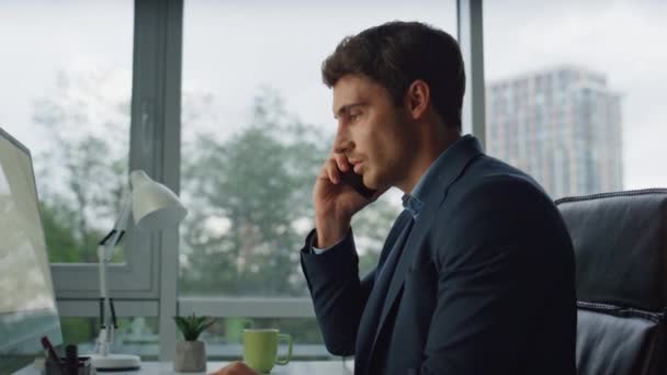 Yakışıklı Girişimci Cep Telefonu Portresi Konuşuyor Ofis Müdürü Arkadaşına Danışır — Stok video