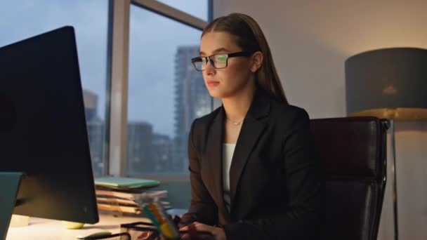 Εστιασμένος Διευθυντής Δουλεύει Μέχρι Αργά Στο Γραφείο Επιτυχημένη Ceo Γυναίκα — Αρχείο Βίντεο