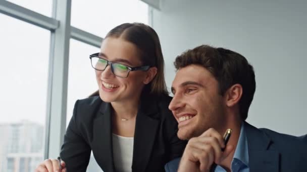 Dva Obchodní Partneři Kontrolují Detailní Hlášení Usmívající Rádce Pomáhá Zaměstnanci — Stock video