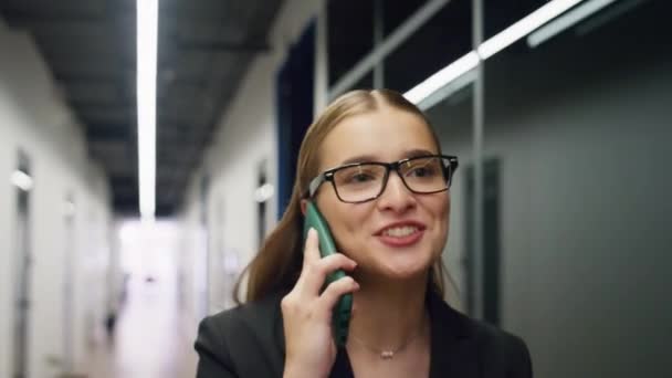 Boldog Üzletasszony Beszél Telefon Irodai Közelkép Mosolygó Menedzser Séta Győzelem — Stock videók
