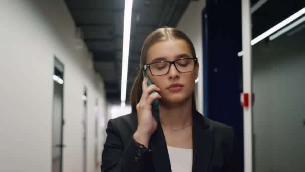 Ofiste Telefonla Konuşan Yakın Plan Kadını Satış Müdürü Müşteriyi Çağdaş — Stok video