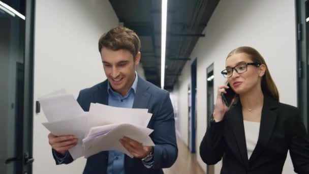 Business Team Teilen Erfolgreiche Ergebnisse Glückliche Geschäftsfrau Die Telefoniert Und — Stockvideo