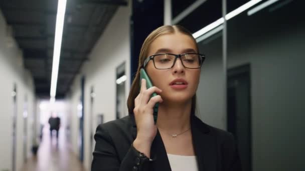 Confident Διαχειριστής Μιλούν Διάδρομο Smartphone Closeup Όμορφη Ceo Πόδια Γραφείο — Αρχείο Βίντεο